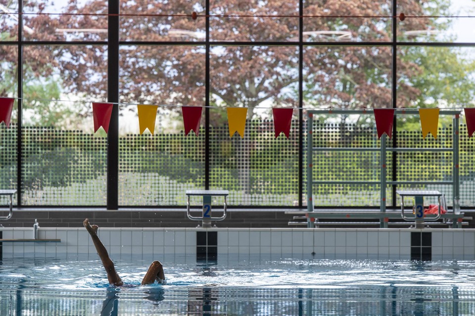 Het nieuwe zwembad In de Bende werd officieel geopend met een aantal uitvoeringen van talentvolle synchroonzwemmers uit Parkstad. 