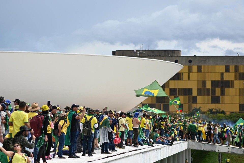 Aanhangers van de Braziliaanse oud-president Bolsonaro bestormden zondag het congresgebouw in de hoofdstad Brasilia.
