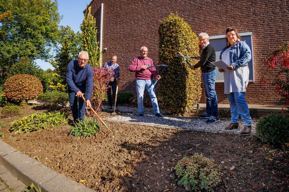Vrijwilligers van de Paus Franciscusgroep knappen een tuin op.  