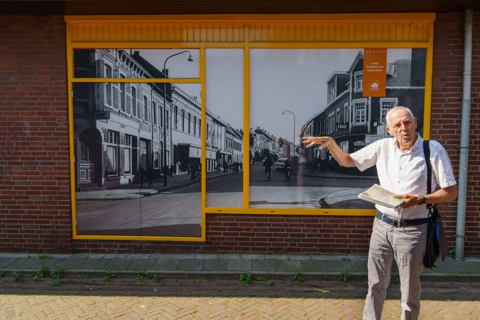 Piet Vinken bij één van de historische foto’s in het centrum van Echt. 