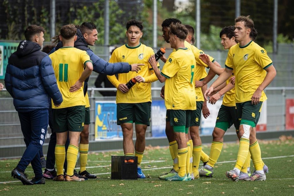 Gino Facenna (wijst hier naar de bestandsafbeelding) coacht zijn spelers.