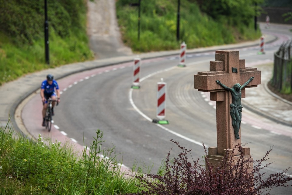 Op enkele toerfietsers na zijn de wegen in Zuid-Limburg leeg.