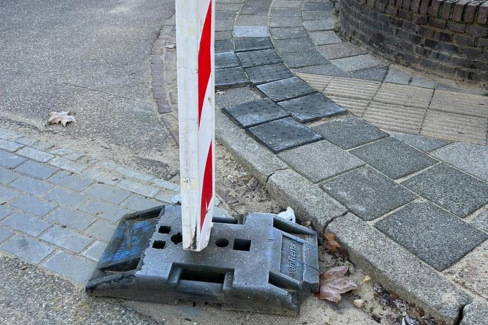 De nog niet afgemaakte oversteekplaats voor blinden en slechtzienden in Geleen. 