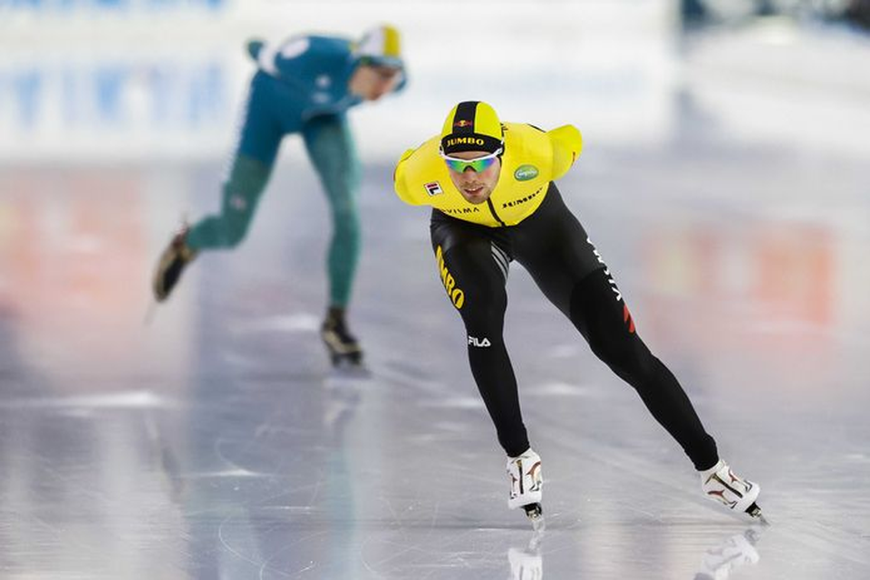Patrick Roest in actie op de 10.000 meter tegen Jorrit Bergsma tijdens het WK-kwalificatietoernooi schaatsen in Thialf. 