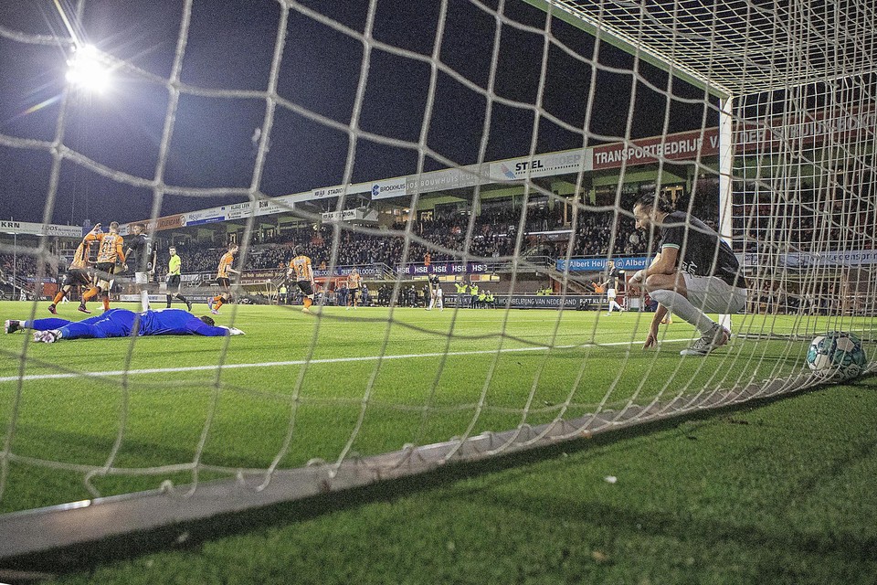 Dimitris Siovas en doelman Ivor Pandur zitten er verslagen bij na een goal van Volendam.