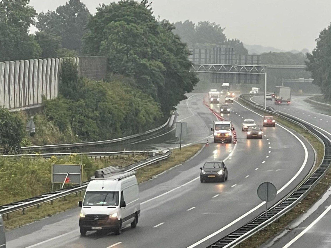 Video Wateroverlast door urenlange regenval in Limburg, del... De Limburger