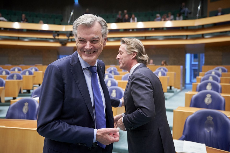 De Tweede Kamerleden Martin van Rooijen (50Plus, links) en Edgar Mulder (PVV) voorafgaand aan het debat over het Belastingplan 2018. 