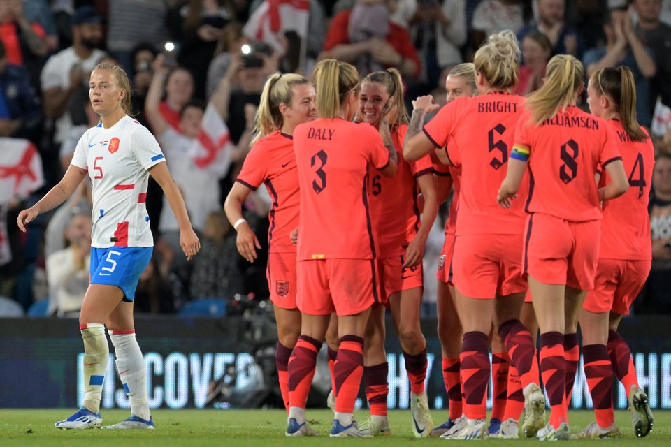 De spelers van Engeland vieren de 2-1, Lynn Wilms (l) kijkt teleurgesteld tijdens de vriendschappelijke damesinterland tussen Engeland en Nederland in Leeds, Verenigd Koninkrijk.  