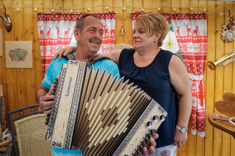Guus Schoenmakers en zijn vrouw Annet raakten zo’n tien jaar geleden betoverd door de klanken van de Steirische Harmonika. 