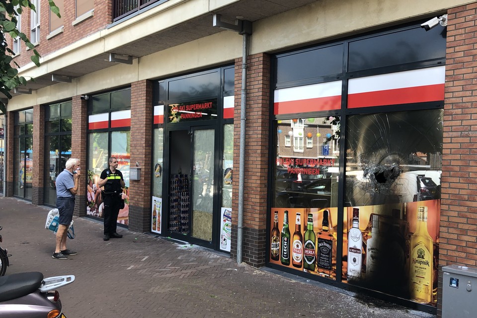 De schade aan de Poolse winkel in Panningen. 