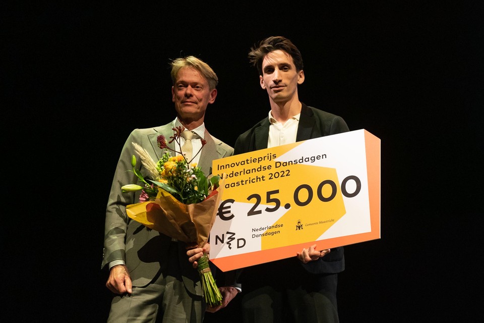 Wethouder Frans Bastiaens van de gemeente Maastricht heeft Simon Bus de cheque behorende bij de Innovatieprijs overhandigd. 