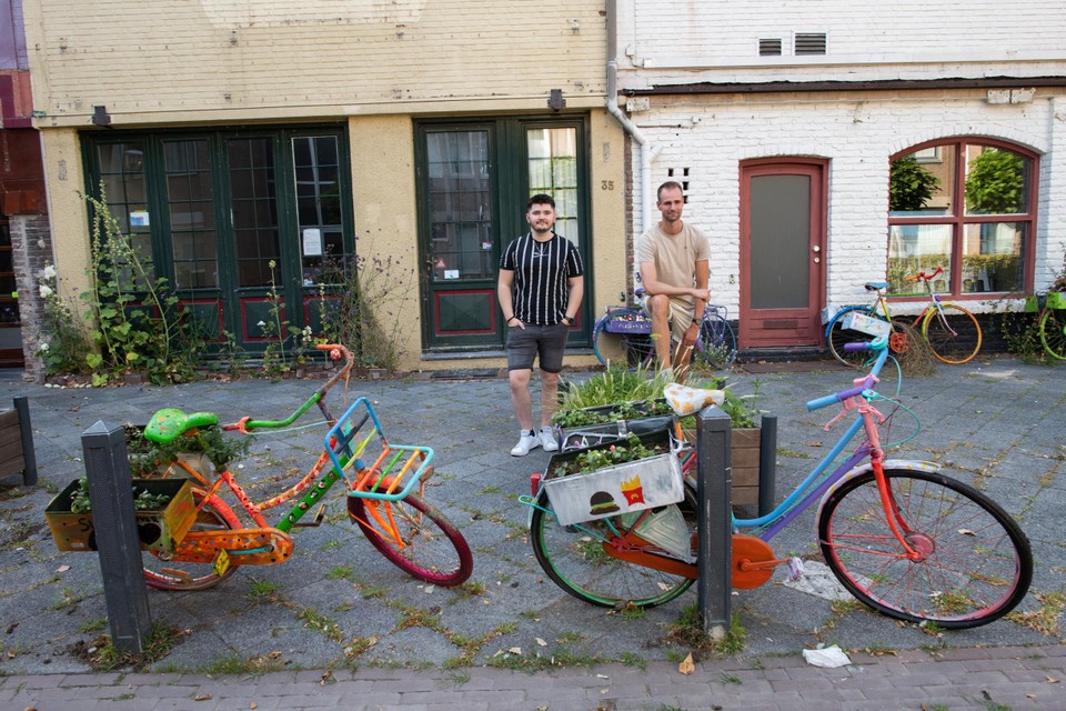 Ruben (L) en Gijs voor fleurige fietsen in Geleen, die de stad opvrolijken. 