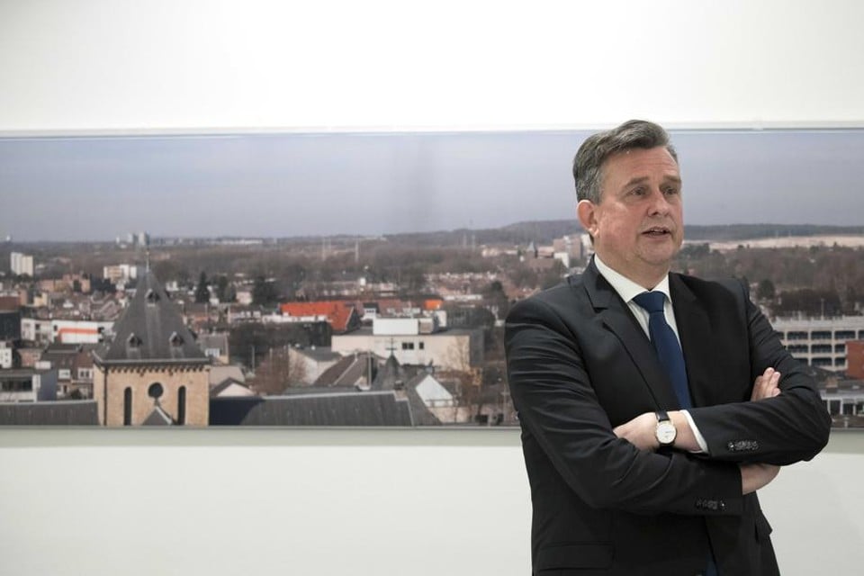 Emile Roemer, waarnemend burgemeester in Heerlen, noemt het niet doorgaan van de herindeling als reden voor het vertrek van de gemeentesecretaris.