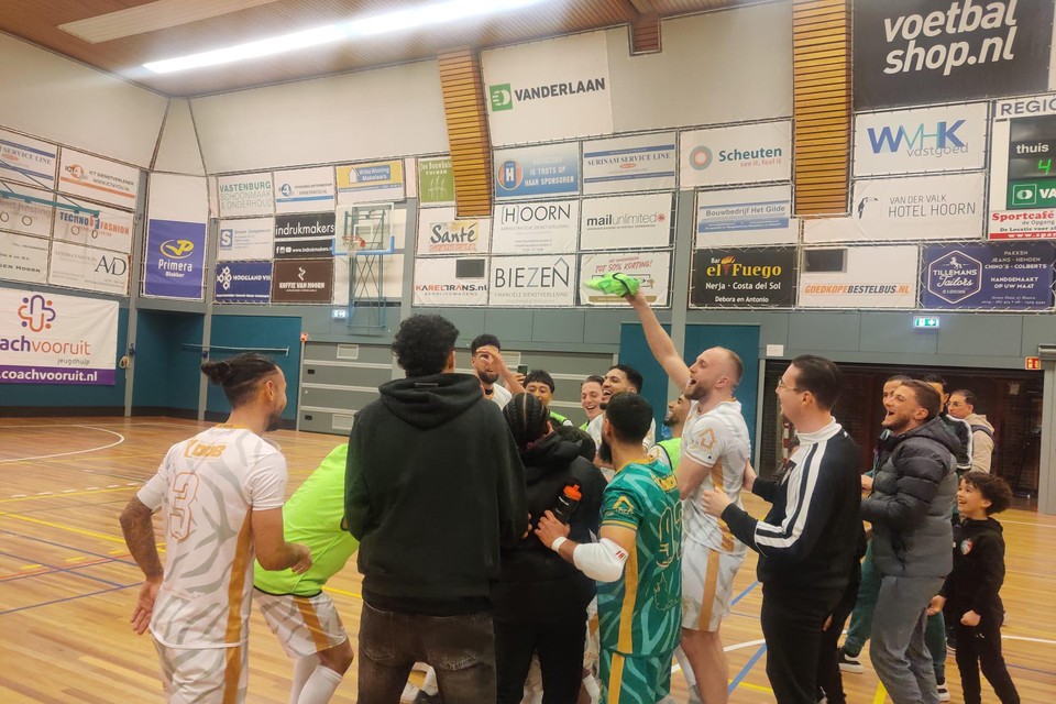 Tigers viert een klein feestje met supporters na de ruime zege