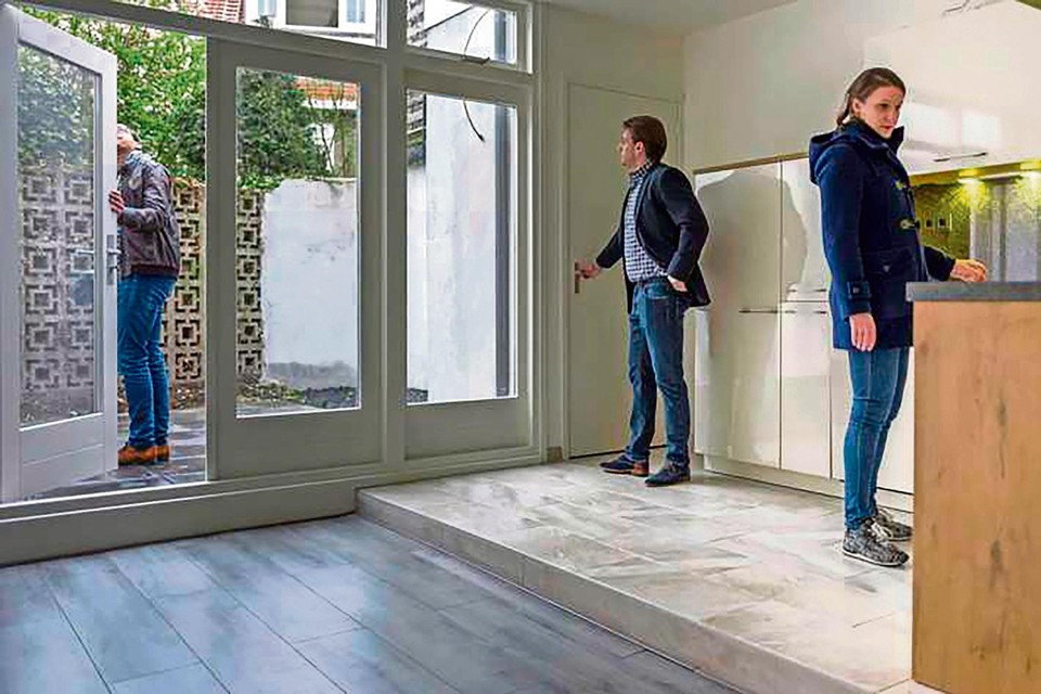 Huizenzoekers kunnen dankzij de ruimere woningmarkt een stevigere vuist maken tegen verkopers, zeggen makelaars. 