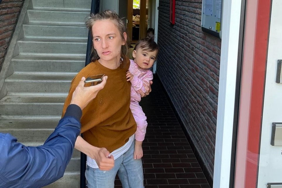 Kelly - met een van haar twee kleine kinderen - reageerde donderdag geëmotioneerd op het verdwijnen van haar broertje Gino. 