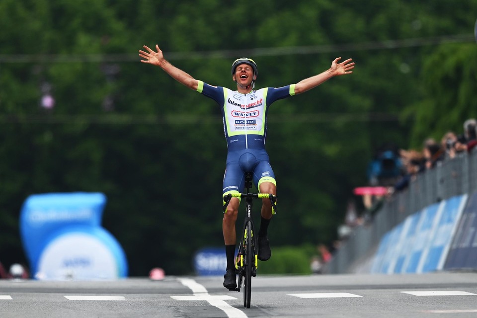 Taco van der Hoorn wint na een vlucht in de Giro. 