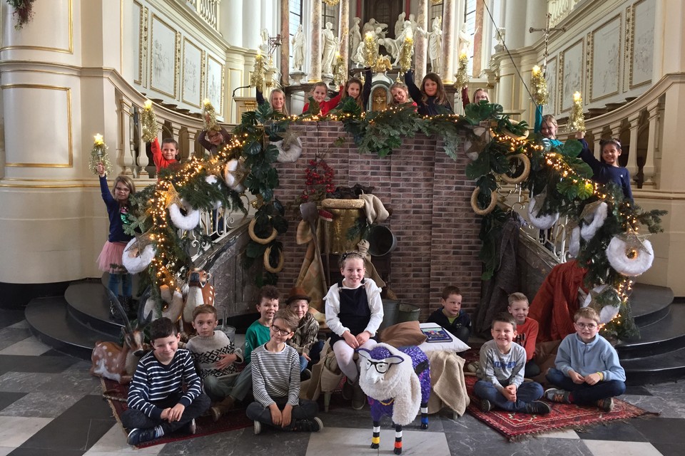 De gezinsviering wordt verzorgd door leerlingen van basisschool de Koningsspil uit Thorn.  