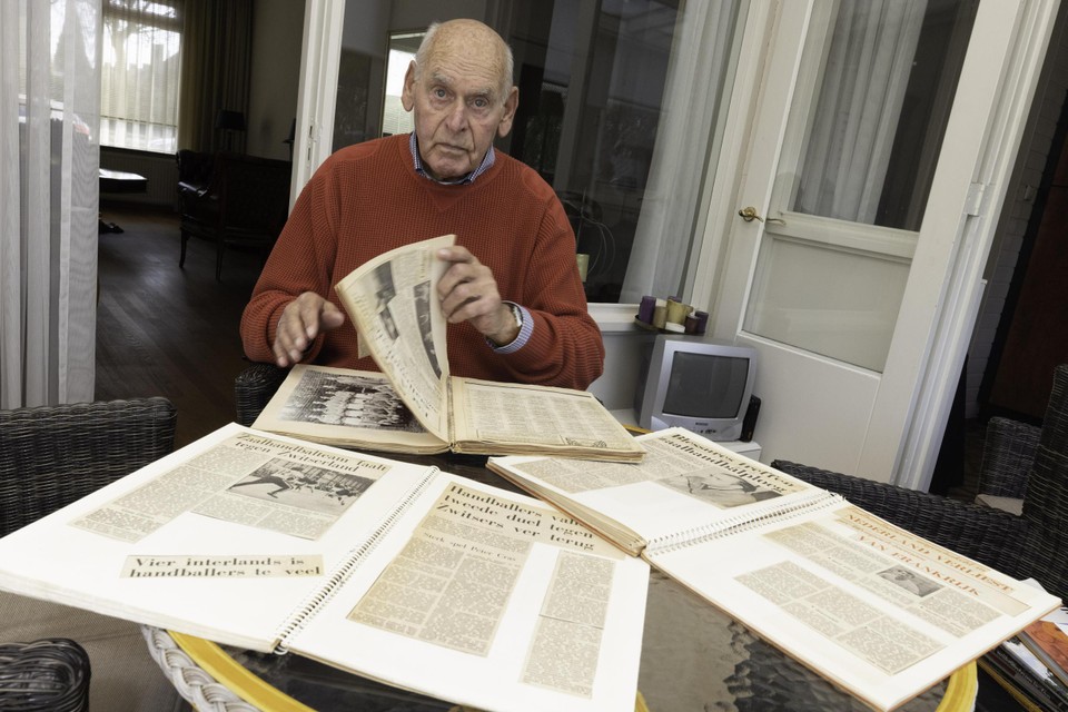 George van Noesel bladert door zijn plakboeken over het WK van 1961. „Wij waren fragiele jongens, zij waren bonken van kerels.”