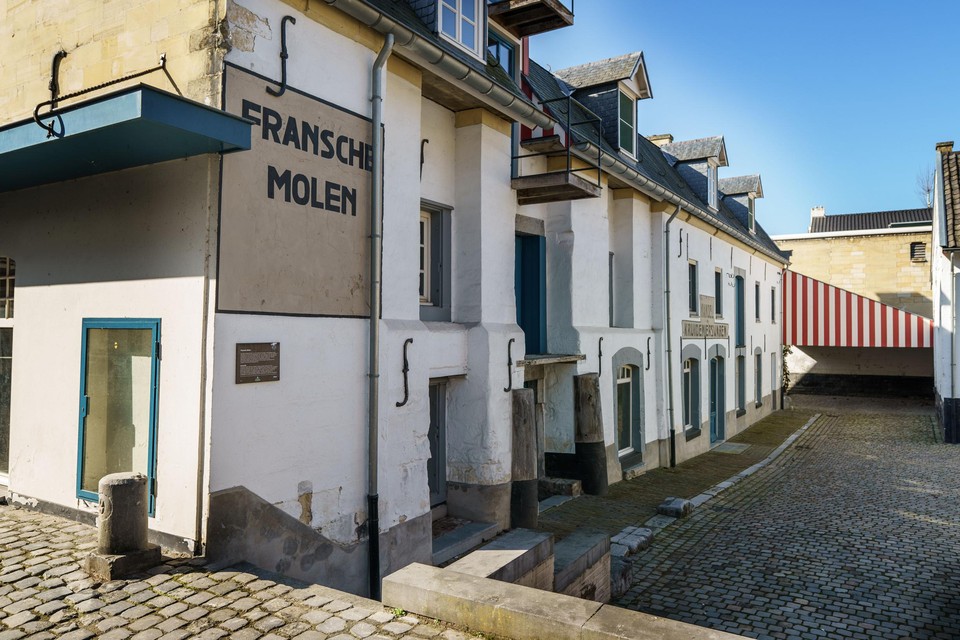 De Fransche Molen, met in het achterste gedeelte de voormalige kruidenierszaak.