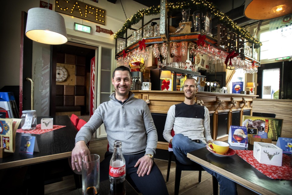 Mathies Soons (links) en Sandro Kremer van friture Happy Frites in Ransdaal.  