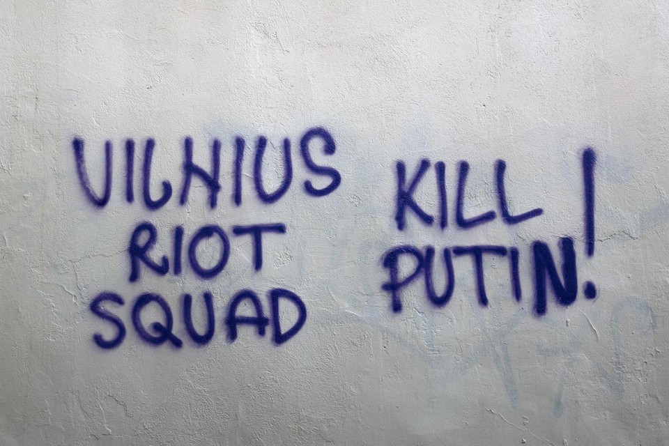 Een muur in Vilnius. De oorlog roept traumatische herinneringen op aan de vele jaren van onderdrukking. 