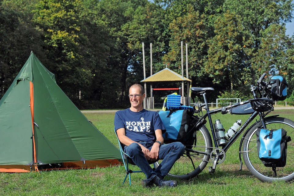Han Geurts met zijn fiets en tentje in de Kasteelse Bossen in Horst, waar volgend jaar zijn Hiltho zal staan. 