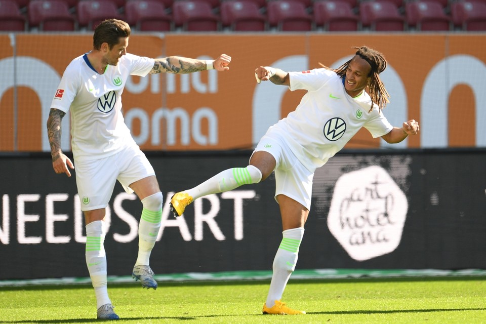 <P>Wolfsburg-spelers Ginczek en Mbabu vieren een goal</P>