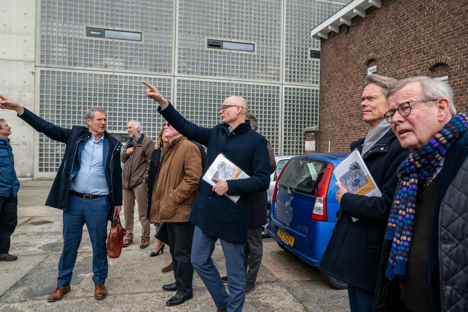 Wethouder Hubert Mackus (midden) wijst met een omwonende waar de nieuwbouw komt. Rechts kijken zijn collega Frans Bastiaens en Huub Smeets, adviseur van de buren, mee.