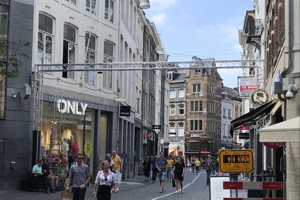 Een poort in de Kleine Staat die het winkelend publiek in Maastricht telt. 