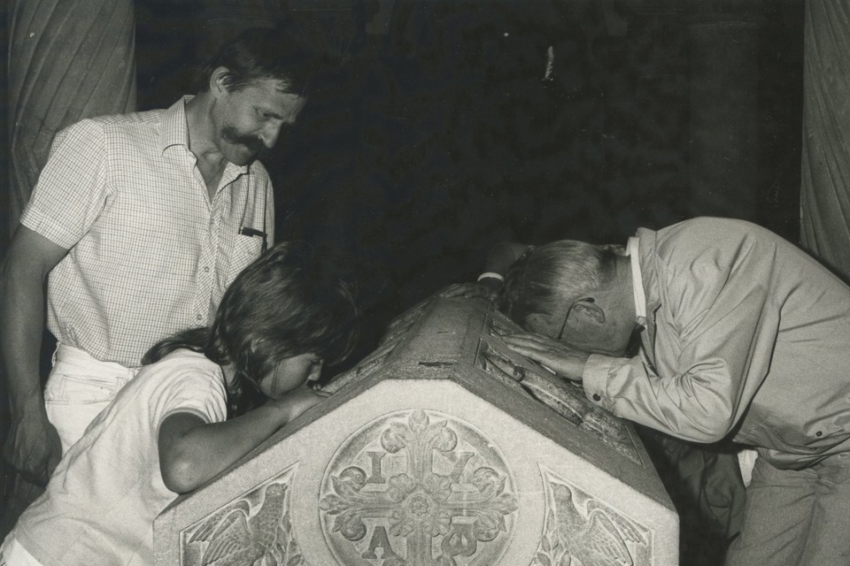 Grote belangstelling bij de graftombe van Ailbertus tijdens een open dag ruim dertig jaar geleden. 