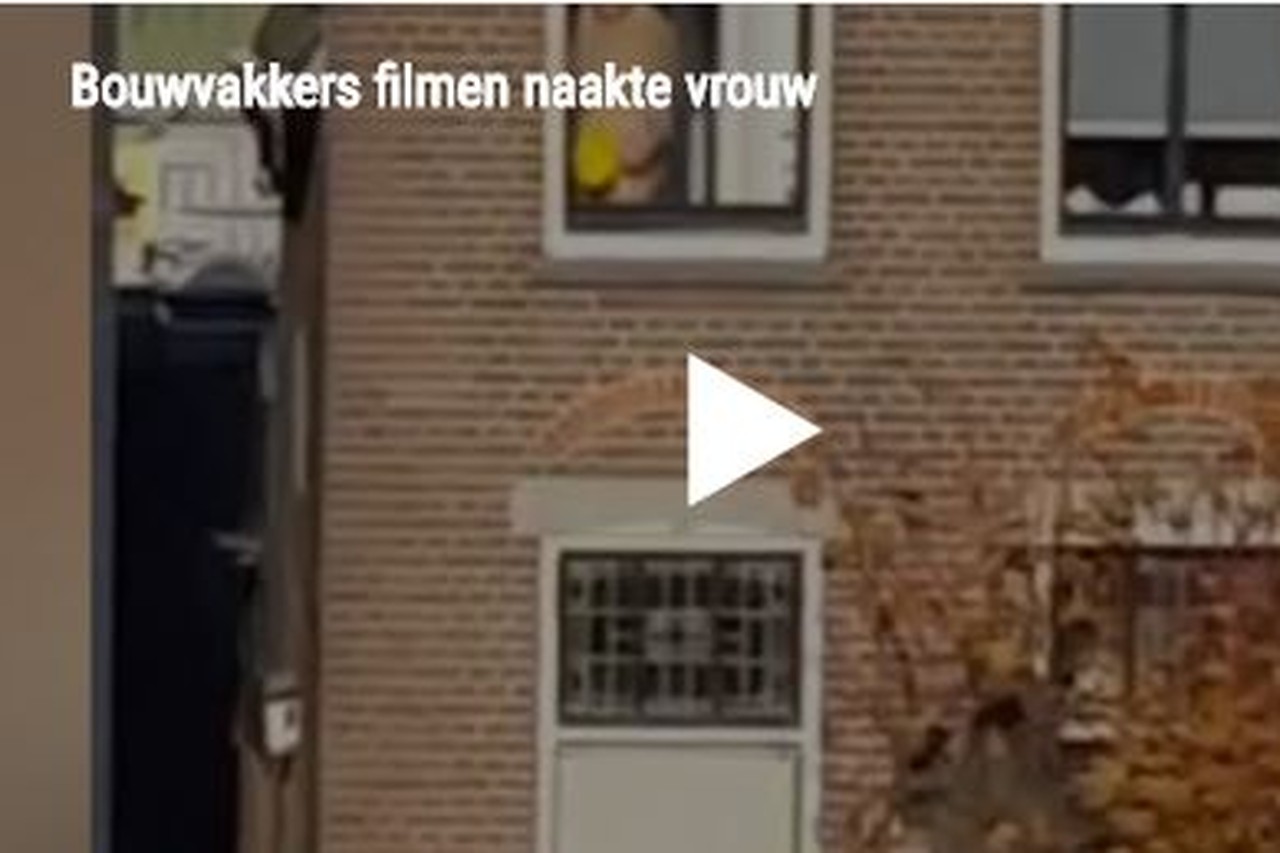 Bouwvakkers filmen naakte vrouw die door huis loopt