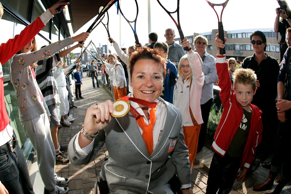Sharon Walraven werd in 2008 uitbundig gehuldigd op het gemeentehuis in Brunssum, nadat ze een gouden medaille had gewonnen op de Paralympics in het damesdubbel. 