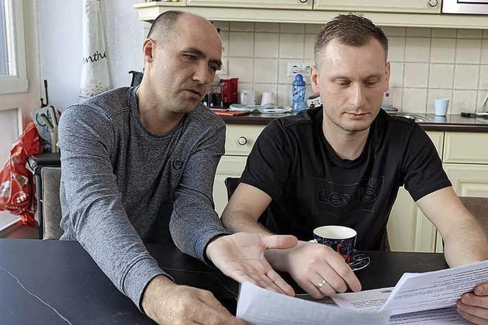 Denis en Igor bekijken hun oproep voor de mobilisatie. Voorlopig zitten zij veilig, maar tot hun frustratie nog steeds werkloos. 