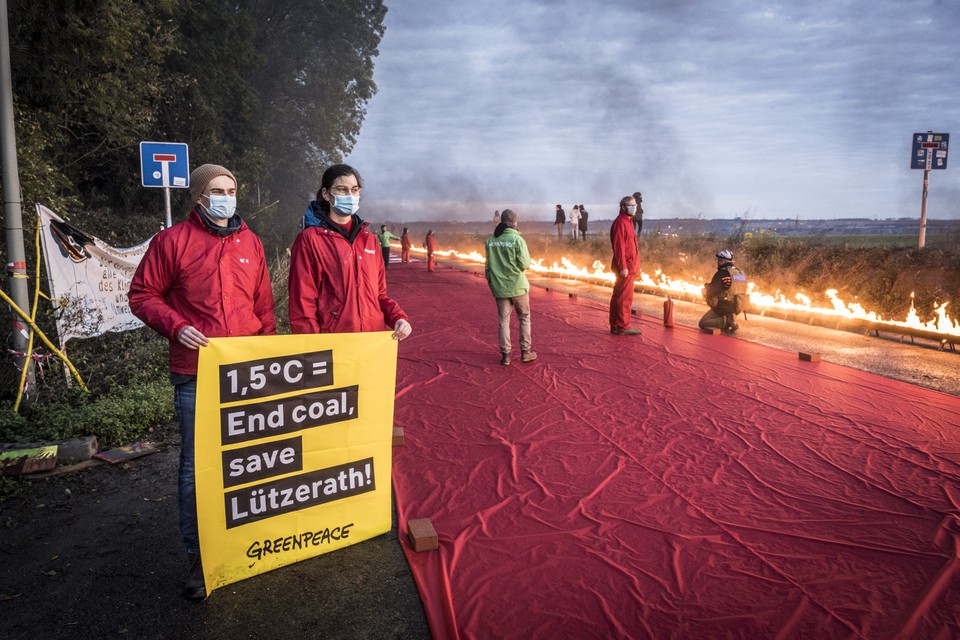 Klimaatdemonstranten in Lützerath, met op de achtergrond de oprukkende bruinkoolgroeve 