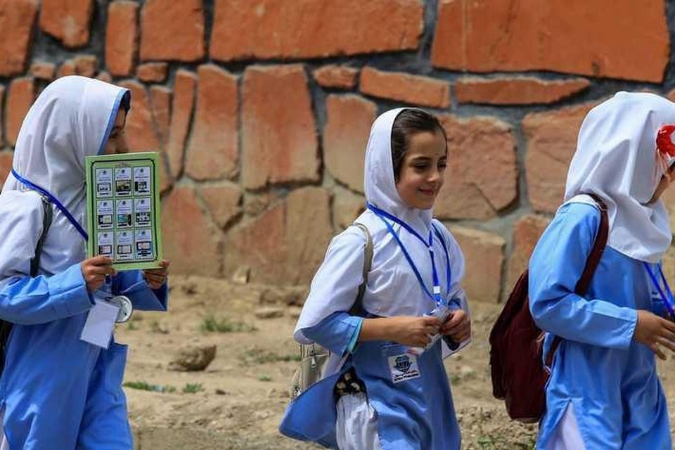 Ter illustratie: Afghaanse schoolmeisjes op weg naar huis. 