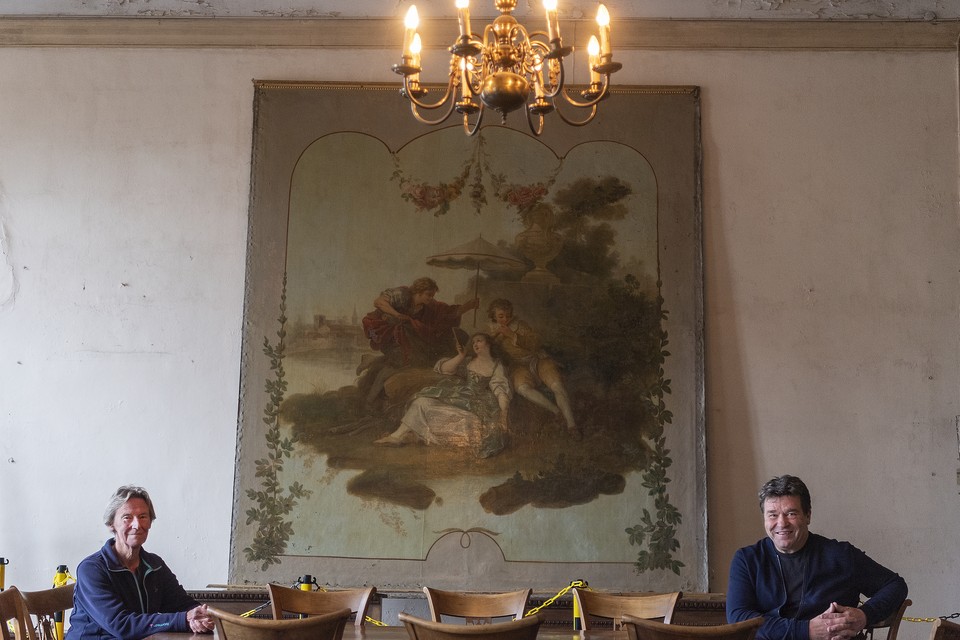 Anne van Grevenstein (links) en ‘kasteelheer’ Ronny Bessems zijn in hun nopjes met de teruggevonden doeken. 