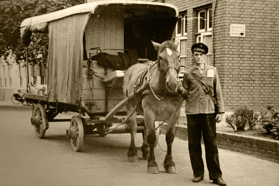 Tien van Toone-Bertje (Reinders) onderweg met zijn van Gend en Loos wagen; jaren ’50. 