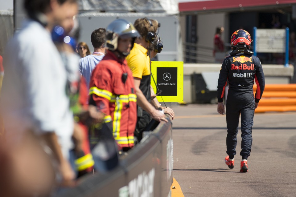 Max Verstappen loopt boos weg na de GP van Monaco