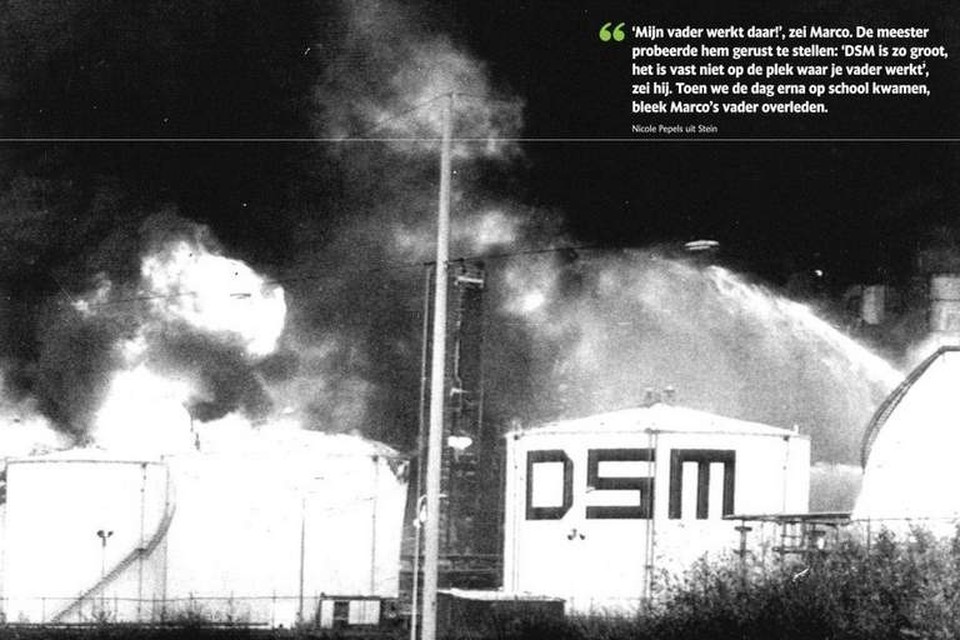 De enorme vlammenzee na de verwoestende explosie van de naftakraker op vrijdagmorgen 7 november 1975. Die kostte veertien mensen het leven, 109 mensen raakten daarbij gewond.