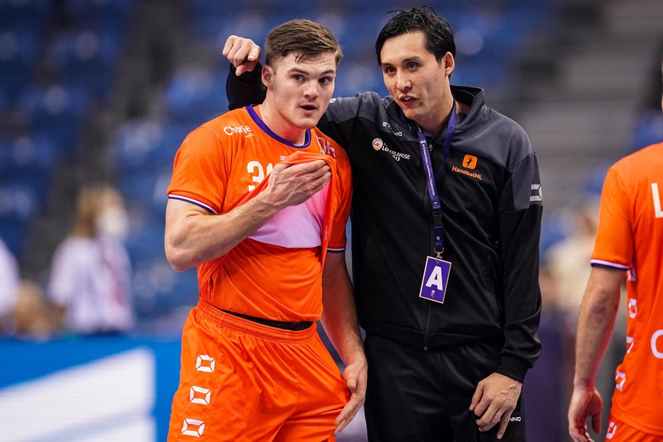 Kay Smits met assistent-coach Wai Wong na afloop van de wedstrijd tussen Nederland en Noorwegen.