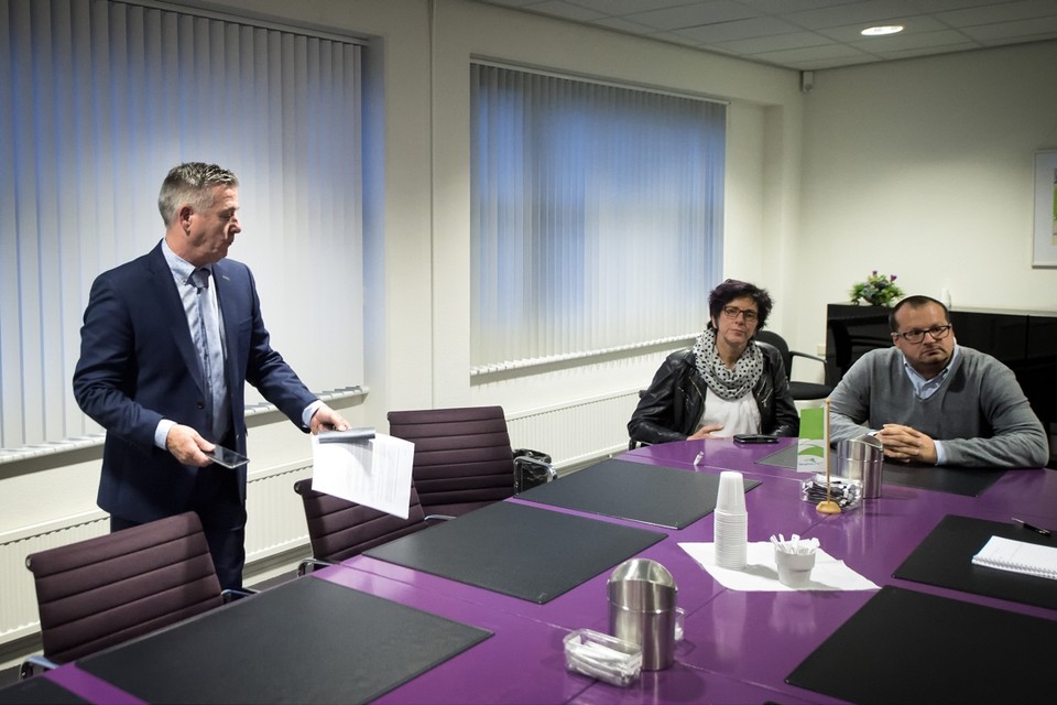 De afgetreden wethouder Marlies Dreissen, geflankeerd door haar collega’s Freed Janssen (links) en Christian Wilbach. 