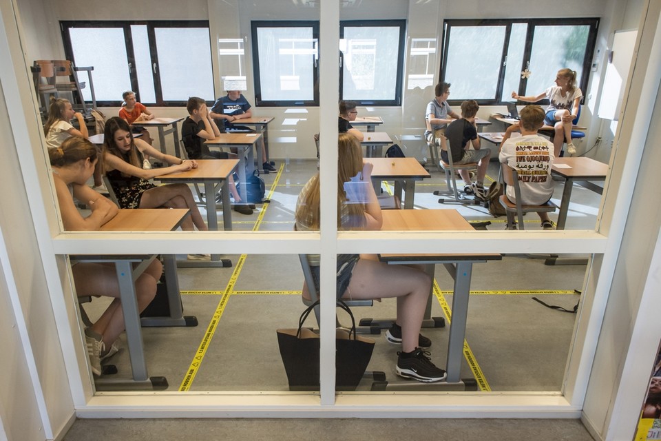 Nu zijn het nog halve klassen, na de zomer mag waarschijnlijk iedereen weer tegelijk naar school. 