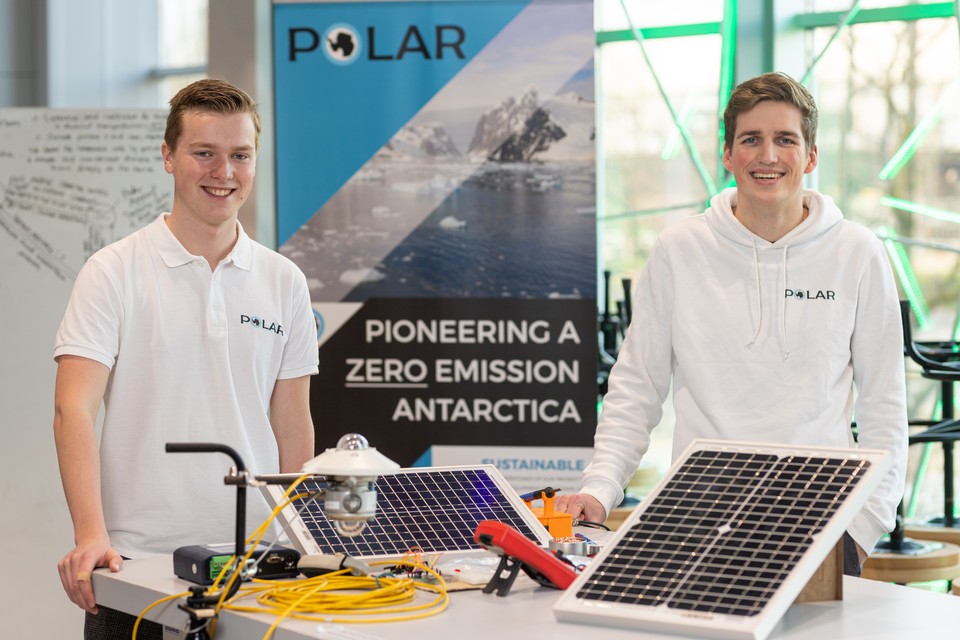Oscar Mannens uit Susteren (links) en Ewout Hulscher uit Nijmegen gaan naar Antarctica. De studenten willen onderzoeken hoe ze een onderzoekswagentje moeten bouwen, dat autonoom over de pool kan rijden. 