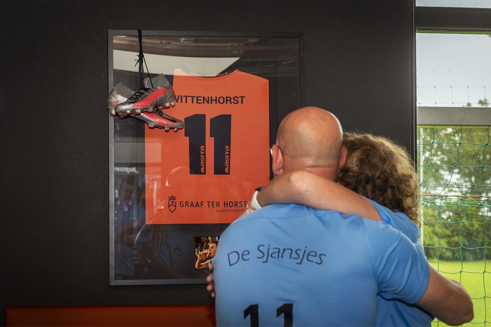 Het voetbalshirt van Guus kreeg een definitief plekje in de kantine van Wittenhorst 
