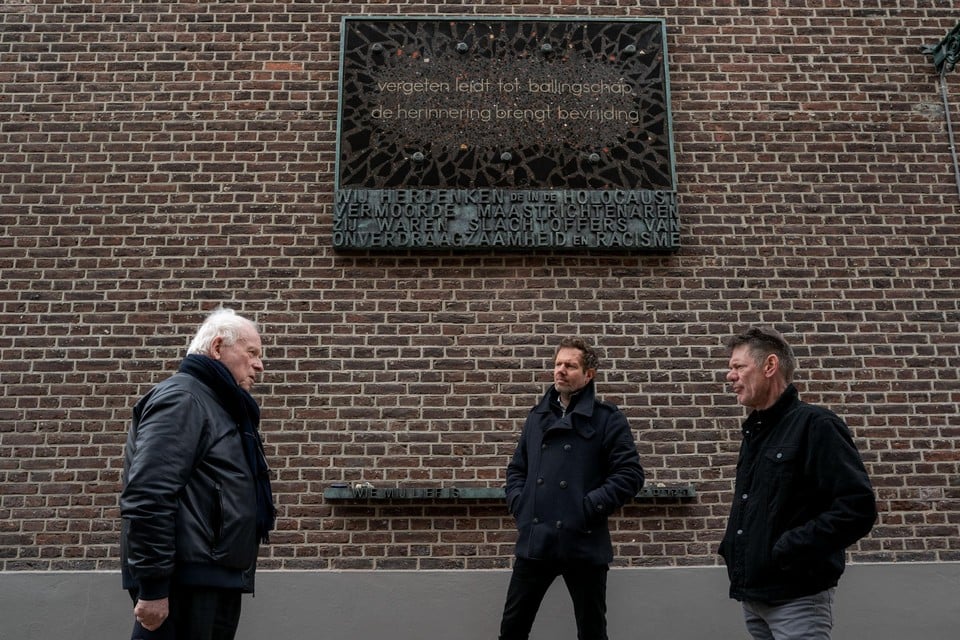Het Holocaustmonument aan de Maastrichtse Capucijnengang. vlnr Benoit Wesley, Maarten van den Berg en Peter Pluymen.