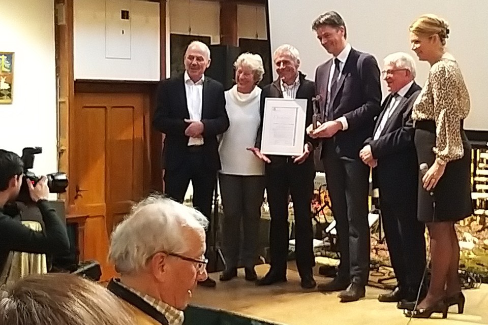 Het bestuur van de stichting Leven naast de Brouwerij met de Uitstralingsprijs. 