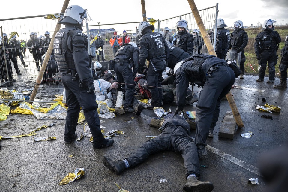 Politieagenten bij activisten die urenlang in tripods hingen.