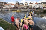 thumbnail: <P>Een van de deelnemers was Patrick van der Broeck (tweede van links), dijkgraaf van het Waterschap Limburg. Hij wist de 500 meter succesvol te volbrengen. </P>
