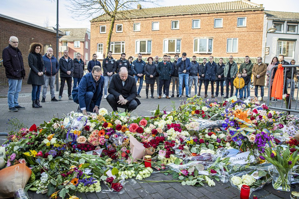 Een bloemenzee op de plek waar Guus Janssen maandag het leven liet.  